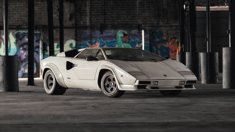 Lamborghini-Countach-900